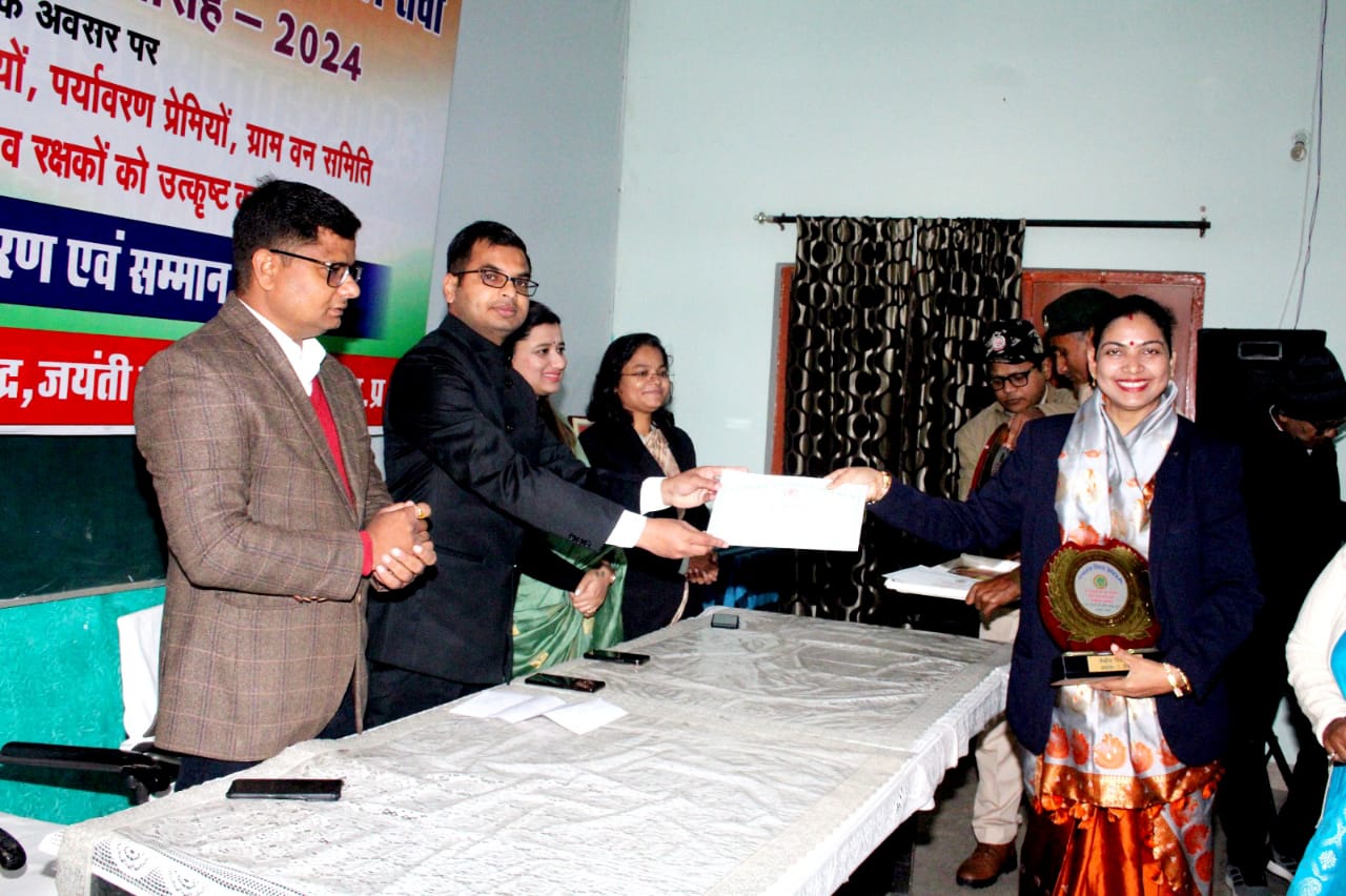 वन विभाग द्वारा हरित विद्यालय के लिए पुरस्कार