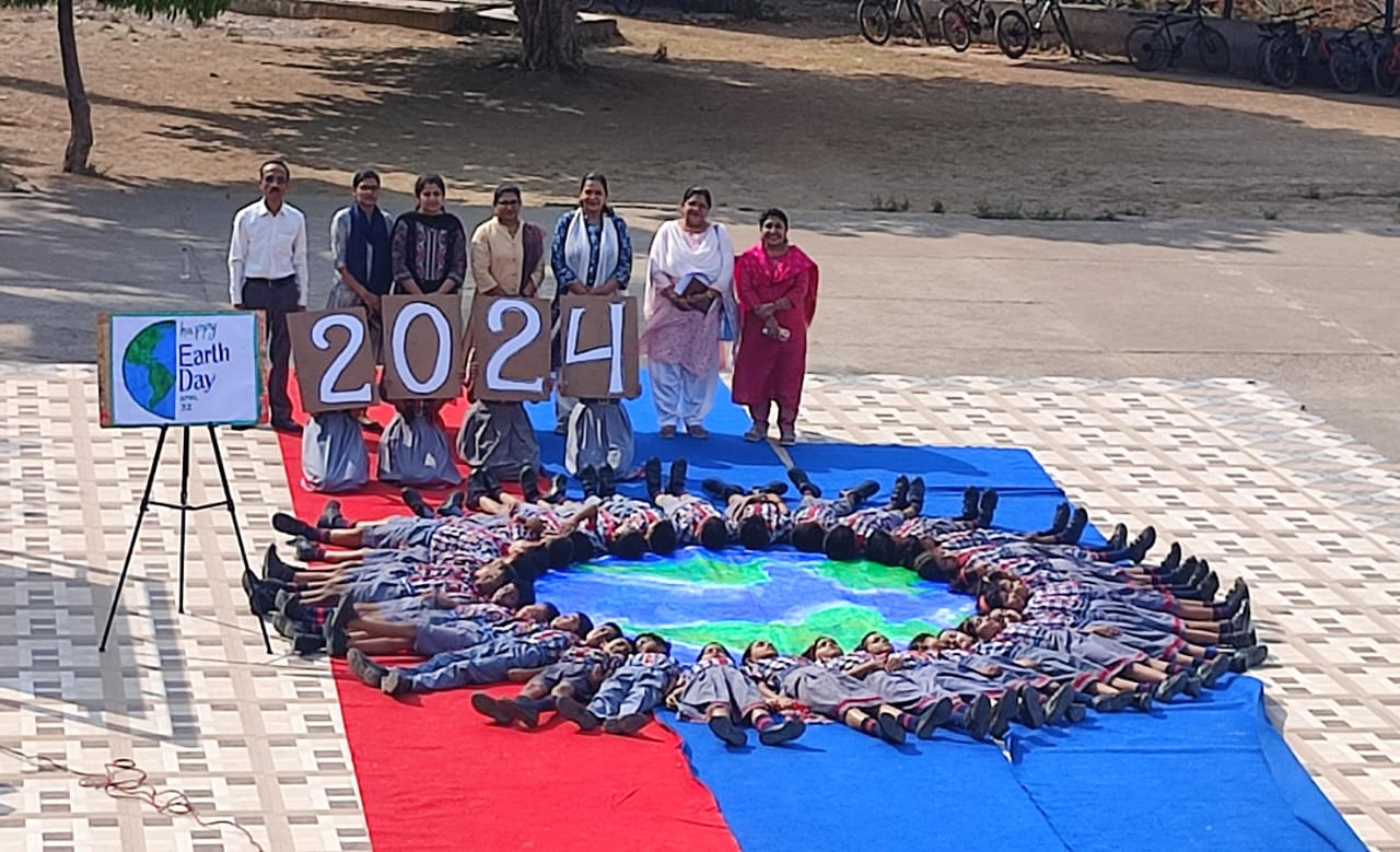 पृथ्वी दिवस पर छात्र की प्रिंसिपल मैम के साथ फोटो