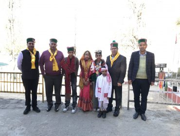 छात्रों के साथ निरीक्षण फोटो