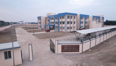 स्कूल का मुख्य द्वार