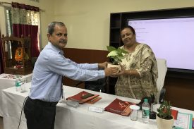 प्राचार्य द्वारा मुख्य अतिथि का स्वागत