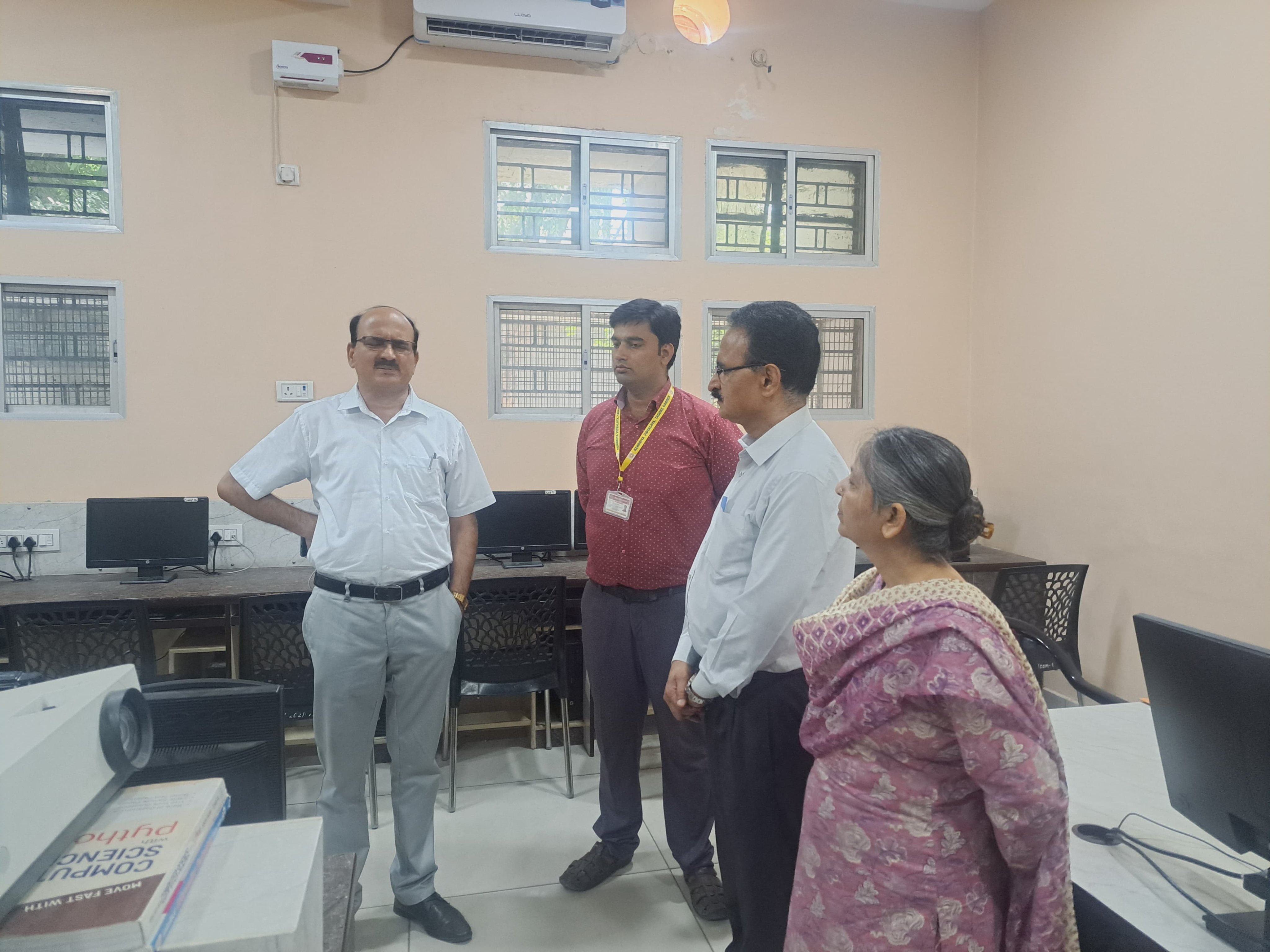 कंप्यूटर विभाग में उपायुक्त का दौरा