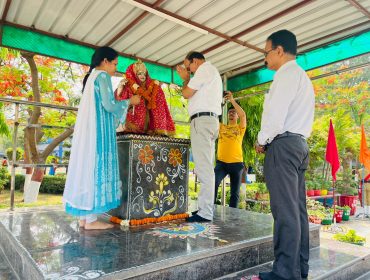मां सरस्वती की प्रतिमा पर श्रद्धासुमन अर्पित किए
