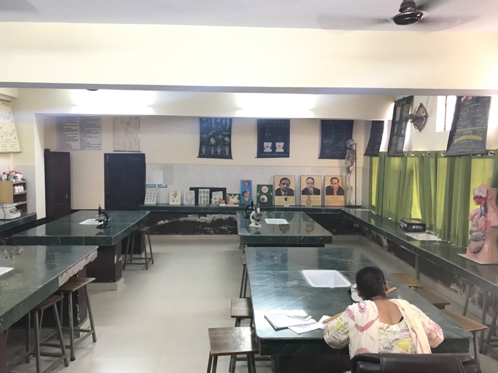 जीवविज्ञान-प्रयोगशाला