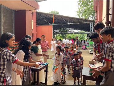मिठाई वितरण