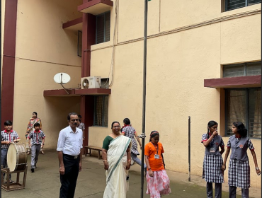 प्रधानाचार्य ने राष्ट्रीय ध्वज फहराया
