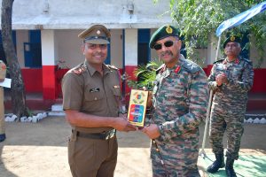 Shri Shrawan Bodele receiving certificate