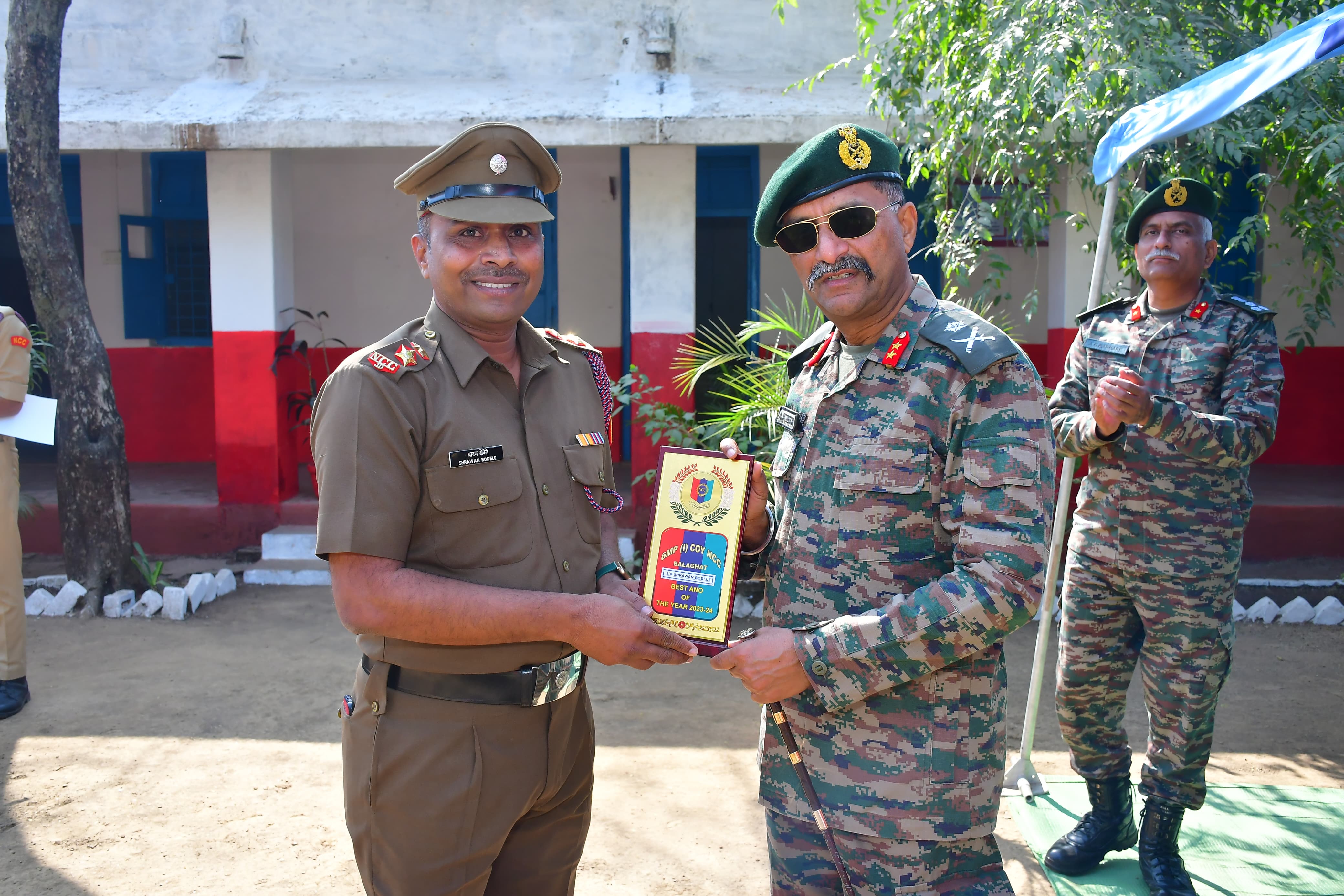 श्री श्रवण बोडेले प्रमाण पत्र प्राप्त करते हुए