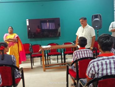 कक्षा 10 के विद्यार्थियों के साथ प्रधानाचार्य की बातचीत
