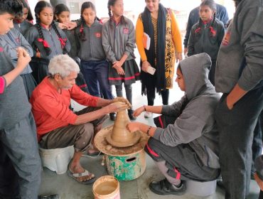 मिट्टी के बर्तन बनाना छात्राओ द्वारा