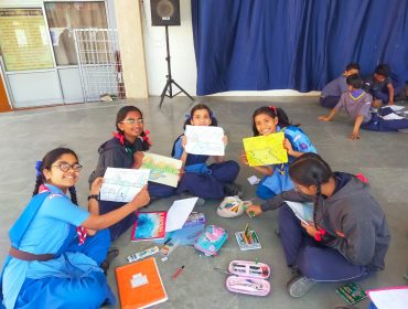 चित्रकला गतिविधि छात्रा