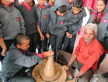 मिट्टी के बर्तन बनाना -छात्रो द्वारा