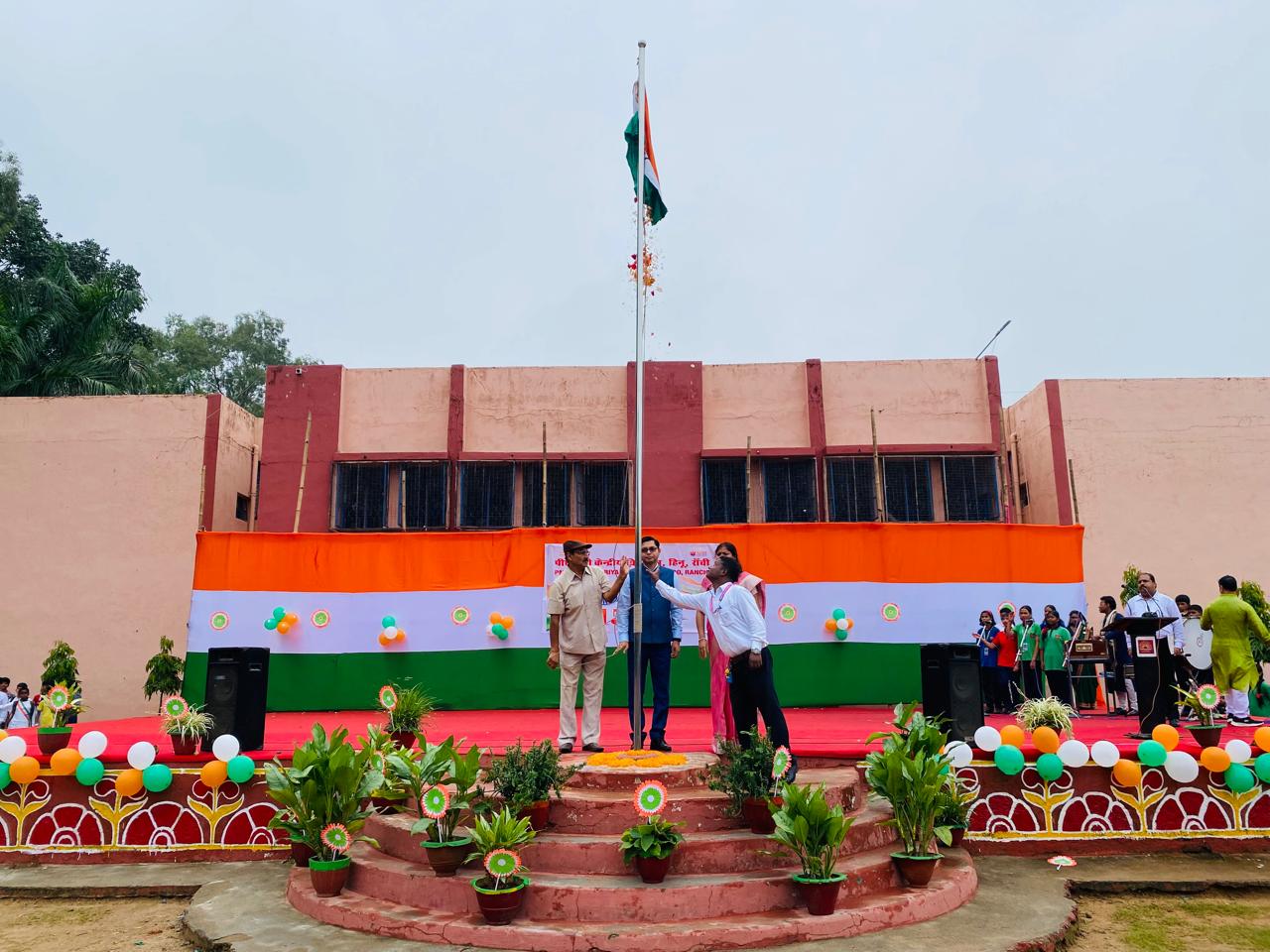 स्वतंत्रता दिवस के दौरान ध्वजारोहण समारोह