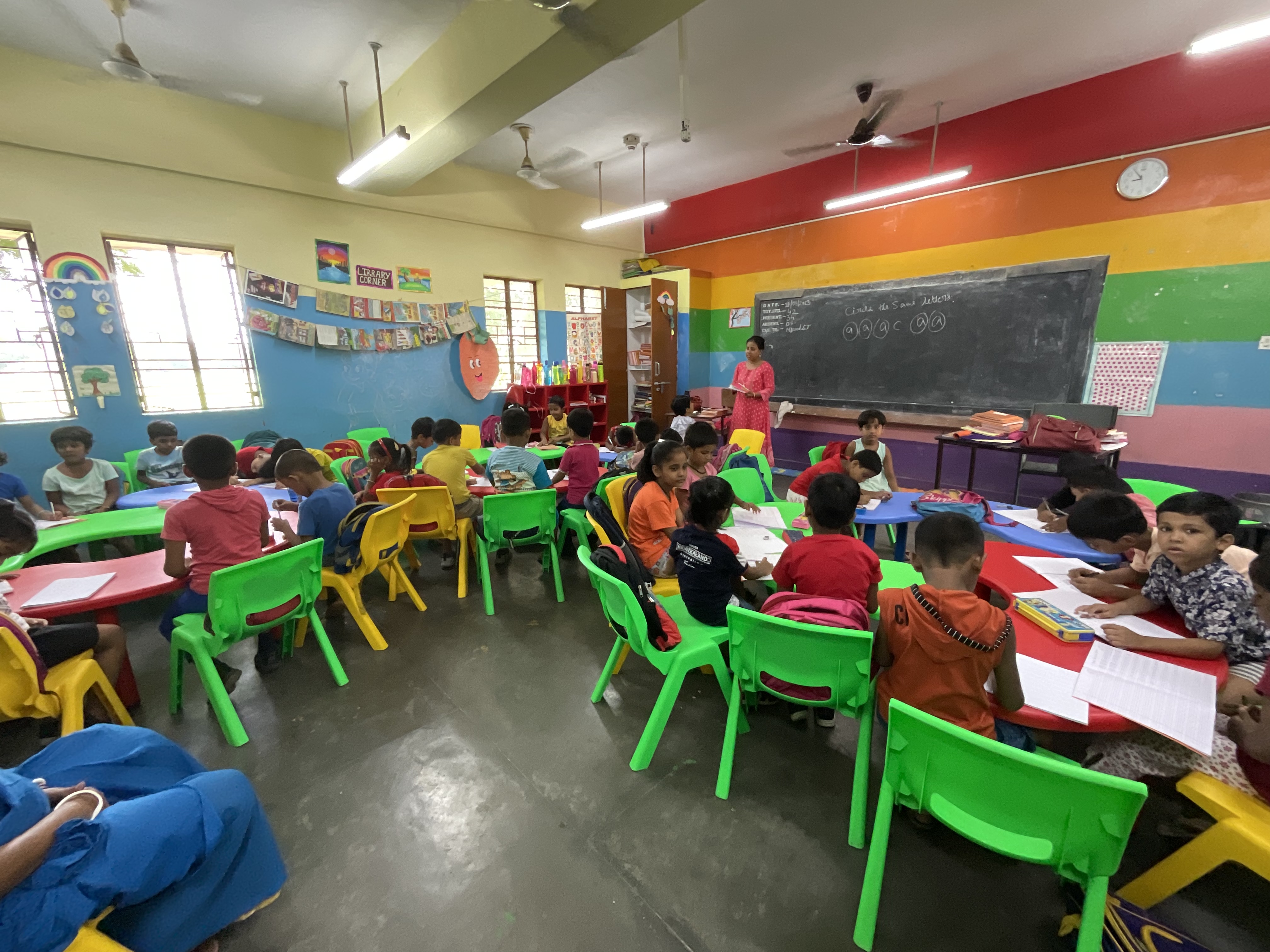 शिक्षकों के साथ बालवाटिका कक्षा