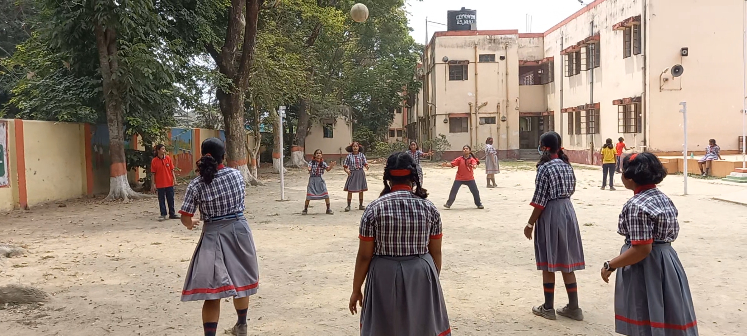 फुटबॉल का उपयोग करके पकड़-पकड़ खेलना