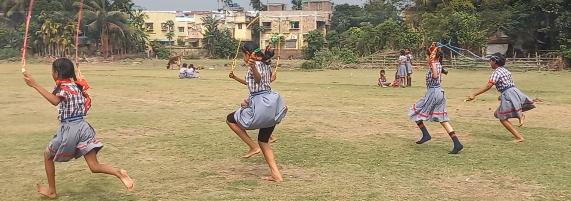 लड़कियाँ स्किपिंग रोप का उपयोग करती हुईं