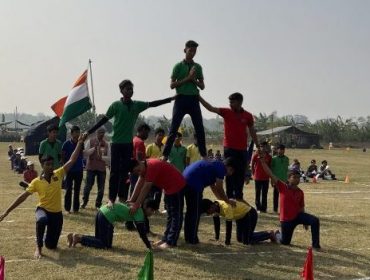 छात्रों दो द्वारा पिरामिड