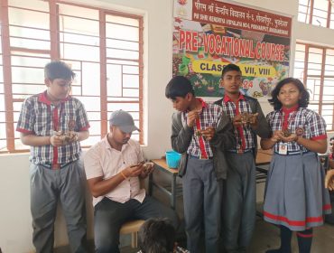 मिट्टी की कला दिखा रहे हैं