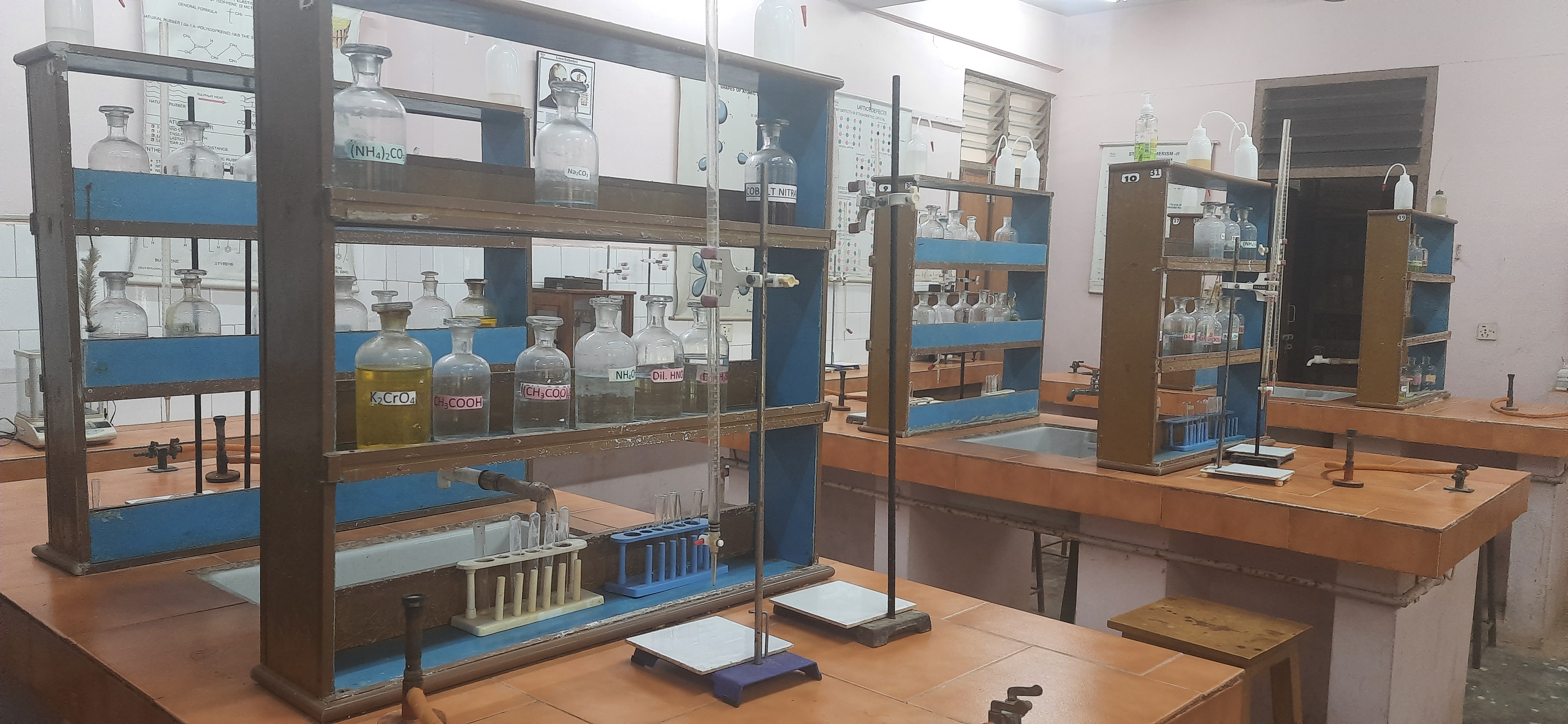 विज्ञान प्रयोगशालाएँ