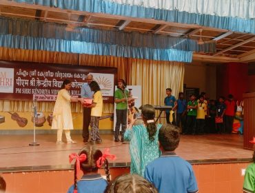 पुस्ताकोपहर उत्सव में प्रतिभागी पुस्तक वाचन, चर्चा और सांस्कृतिक गतिविधियों में भाग लेते हुए साहित्य और सीखने का जश्न मना रहे हैं