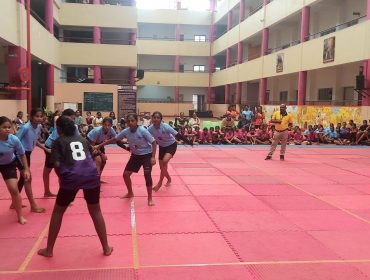 क्षेत्रीय कबड्डी मीट में प्रतिस्पर्धा करते खिलाड़ी, मैदान पर अपनी एथलेटिक क्षमता, टीम वर्क और रणनीतिक कौशल का प्रदर्शन करते हुए।