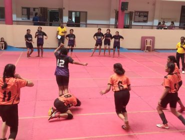 क्षेत्रीय कबड्डी मीट में प्रतिस्पर्धा करने वाली परतें, मैदान पर अपनी एथलेटिकिज्म, टीम वर्क और रणनीतिक कौशल का प्रदर्शन करती हैं