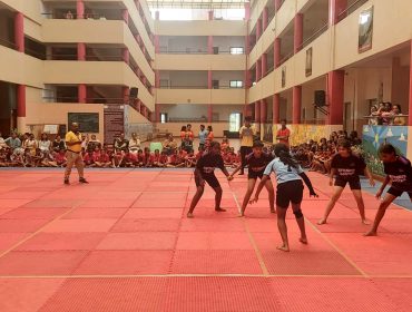 क्षेत्रीय कबड्डी मीट में प्रतिस्पर्धा करते खिलाड़ी, मैदान पर अपनी एथलेटिक क्षमता, टीम वर्क और रणनीतिक कौशल का प्रदर्शन करते हुए।