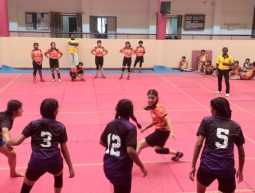 क्षेत्रीय कबड्डी मीट में प्रतिस्पर्धा करते खिलाड़ी, मैदान पर अपनी एथलेटिक क्षमता, टीम वर्क और रणनीतिक कौशल का प्रदर्शन करते हुए