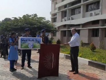 अधिनियम में भाग लेने वाले छात्र और समुदाय के सदस्य