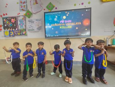 सर्वोत्तम अभ्यास बारीक मोटर कौशल थ्रेडिंग बीड्स बालवाटिका बच्चे