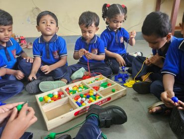 सर्वोत्तम अभ्यास बारीक मोटर कौशल थ्रेडिंग बीड्स बालवाटिका बच्चे