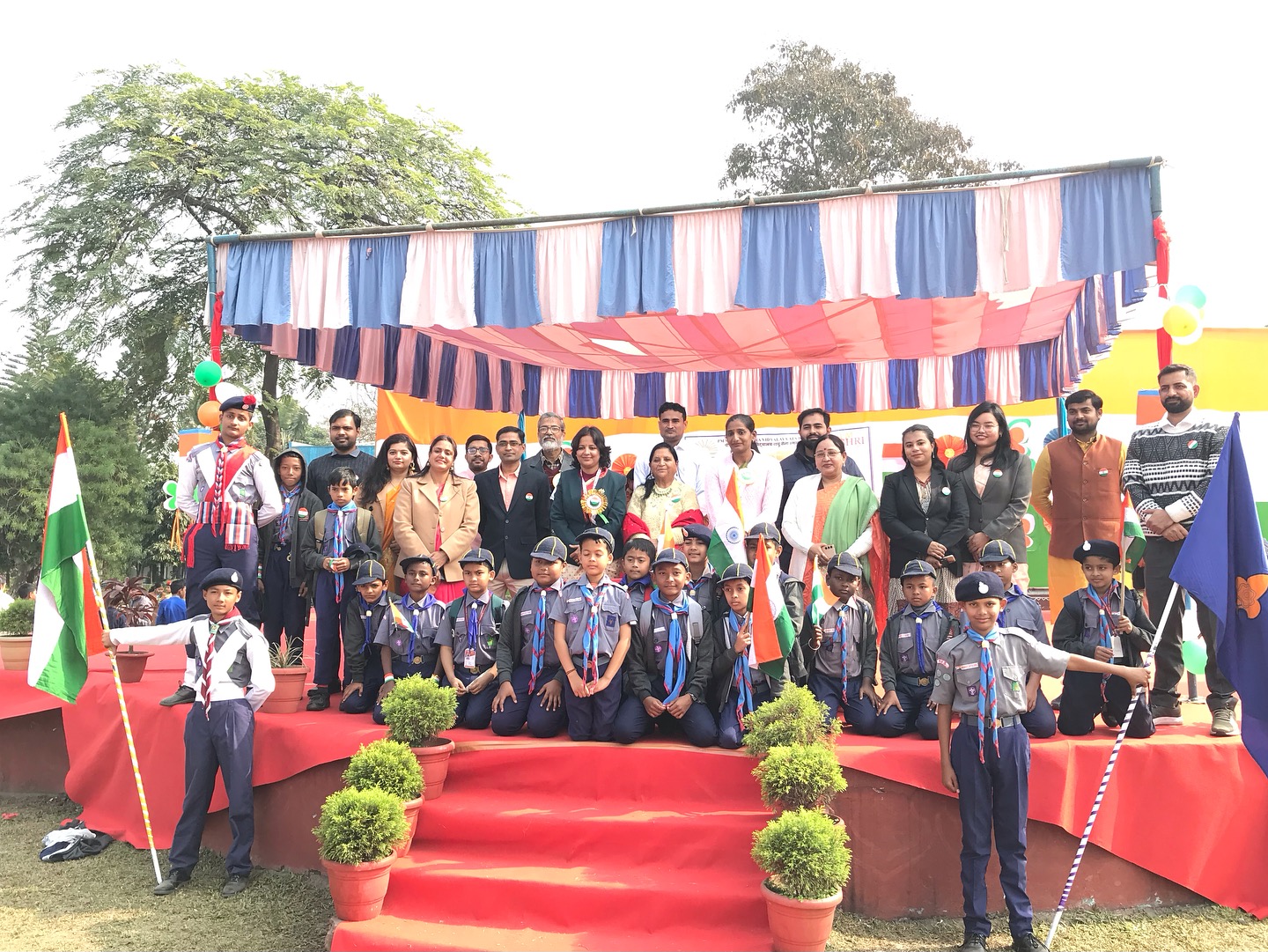GROUP PHOTO WITH STUDENTS