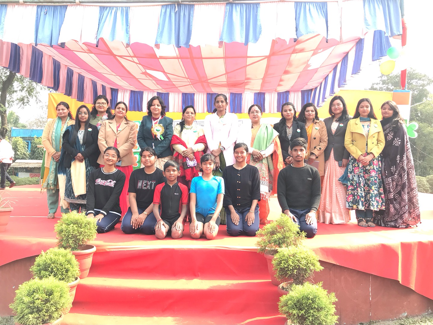 PHOTO WITH STUDENTS