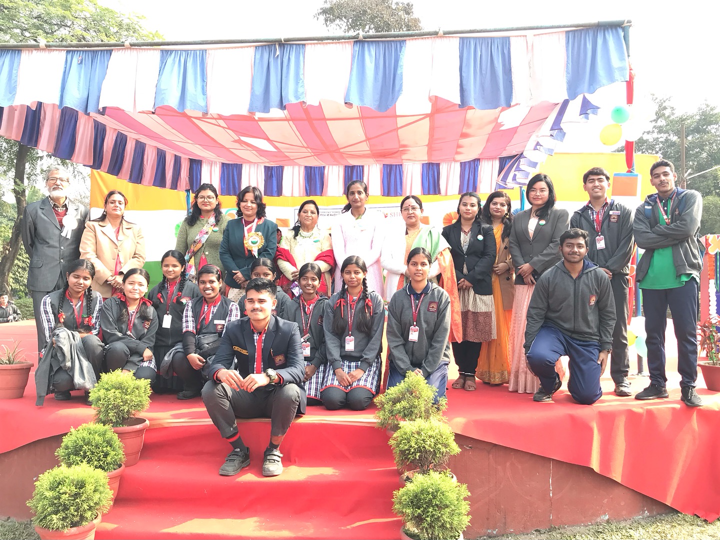 PHOTO WITH STUDENTS