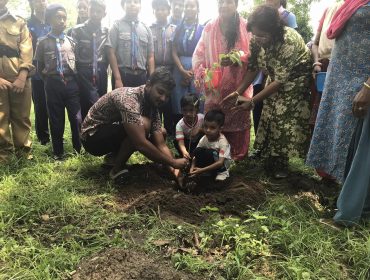 माता-पिता द्वारा वृक्षारोपण