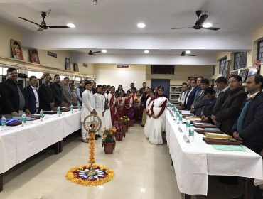 छात्रों के साथ समूह फोटो