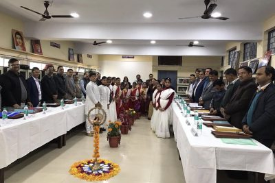 GROUP PHOTO WITH STUDENTS