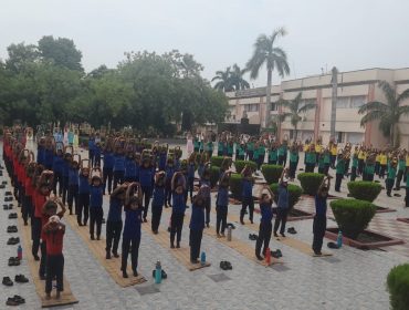 छात्रों द्वारा योग