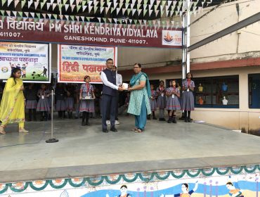 hindi diwas prize distribution (3)