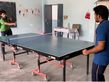 विद्यार्थियों द्वारा टेबल टेनिस खेलना