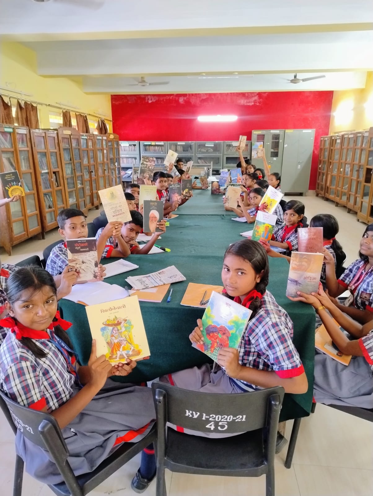 On the occasion of Hindi Pakhwada, students read Hindi books in the library