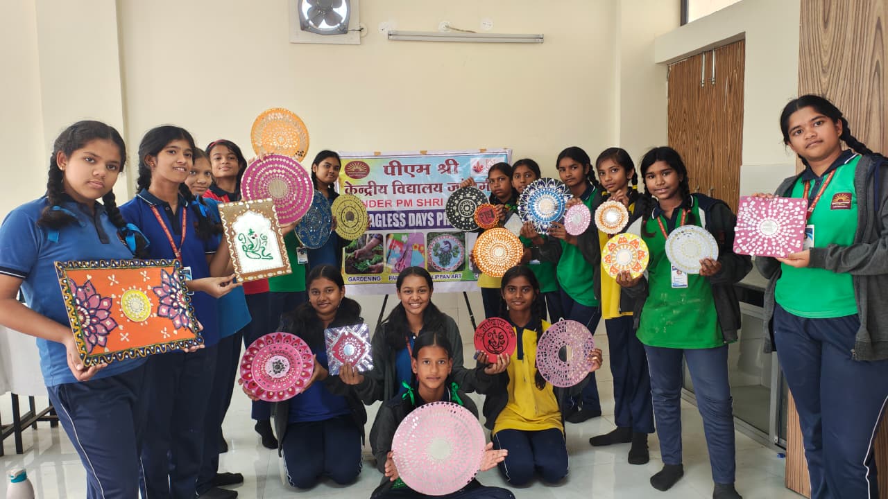 छात्रों द्वारा बनाई गई लिप्पन कला