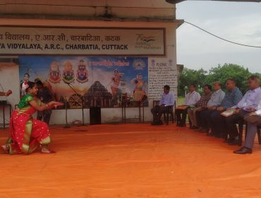 निरीक्षण के दौरान अतिथियों का स्वागत करते हुए