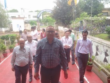 निरीक्षण के दौरान अतिथियों का स्वागत करते हुए