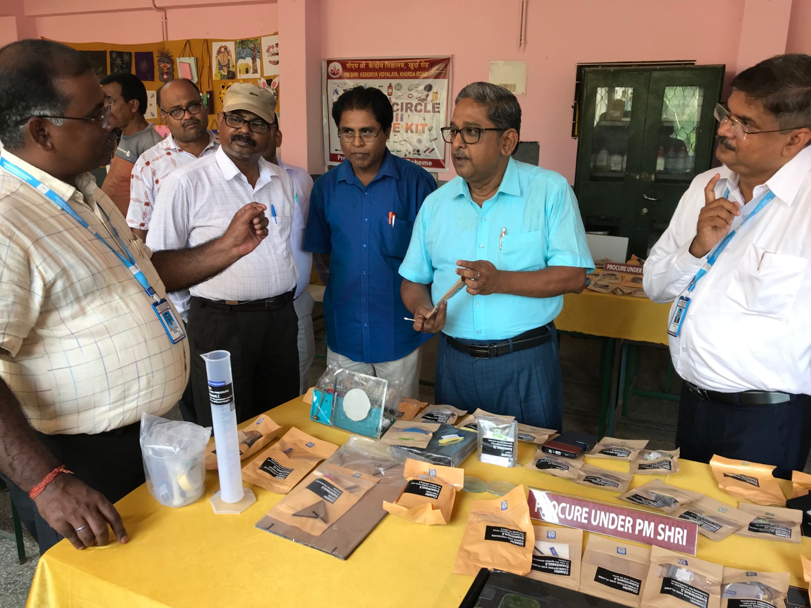 पीएम श्री किट का अवलोकन करते डीसी सर