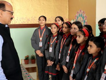 उपयूक्त मोहदय छात्रों के साथ