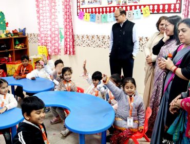 बालवाटिका विद्यार्थियों के साथ आयुक्त महोदया