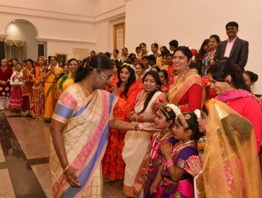 राष्ट्रपति भवन दिवस पर सांस्कृतिक प्रदर्शन के बाद भारत के माननीय राष्ट्रपति द्वारा बधाई