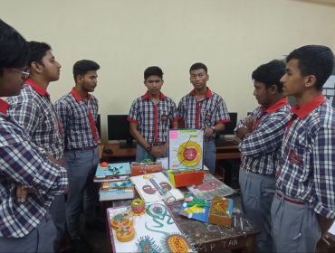 छात्र जीवविज्ञान मॉडल समझाते हुए