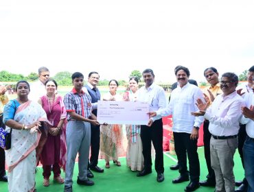 स्कूल टॉपर के लिए पुरस्कार